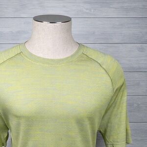 Rhône Short Sleeve Athletic Shirt Yellow Heather Performance Tee Men’s Size XL